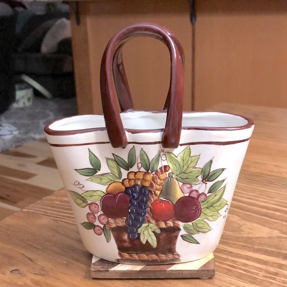 Ceramic basket - Picture 1 of 3